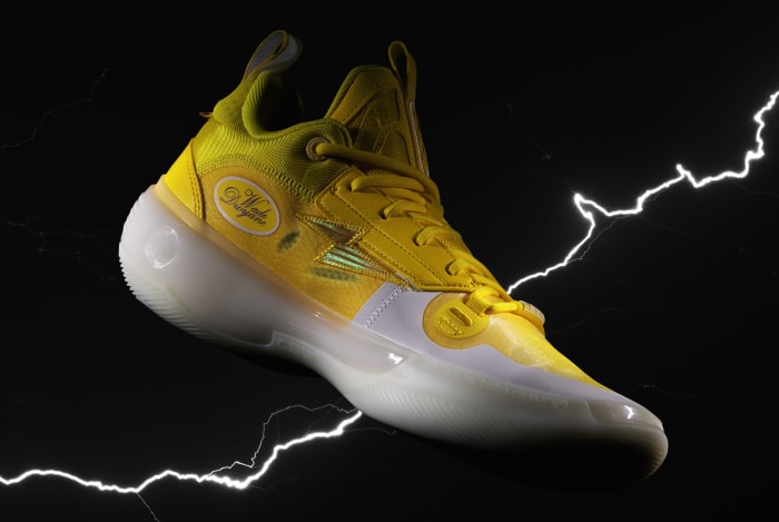 Side view of Dwyane Wade's yellow and white shoes.